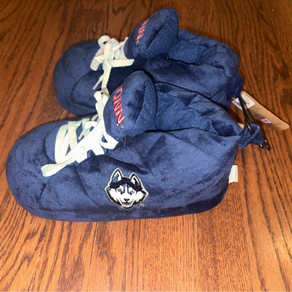 Comfy Feet UConn Huskies Slippers Size Medium Women 5.5-7.5/MEN 4.5-6.5 NWT Blue